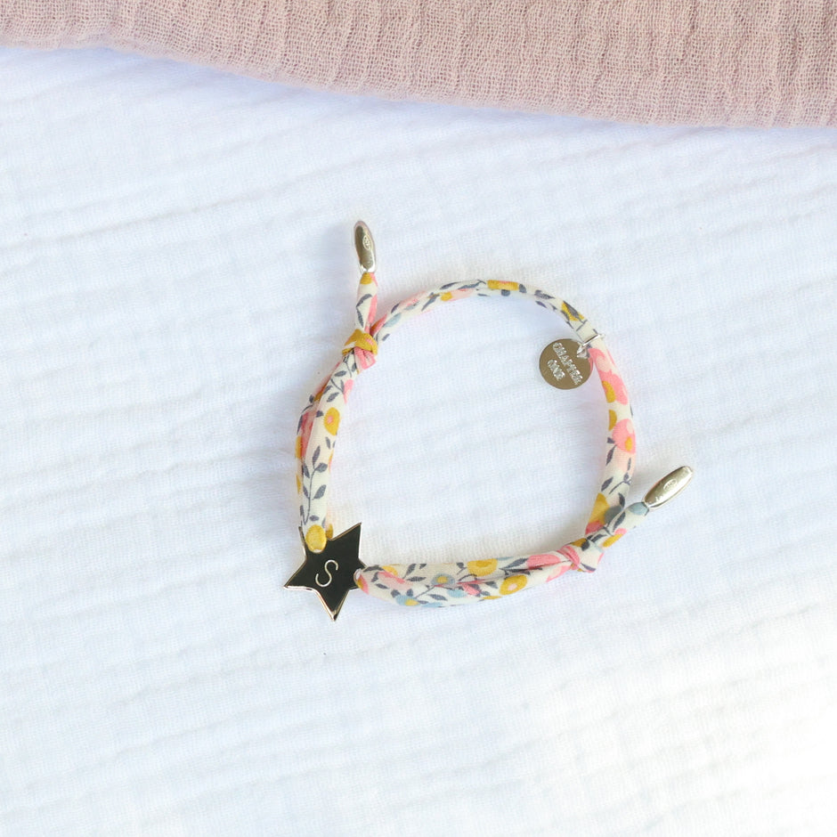 Floral-patterned bracelet with star pendant personalised with initial