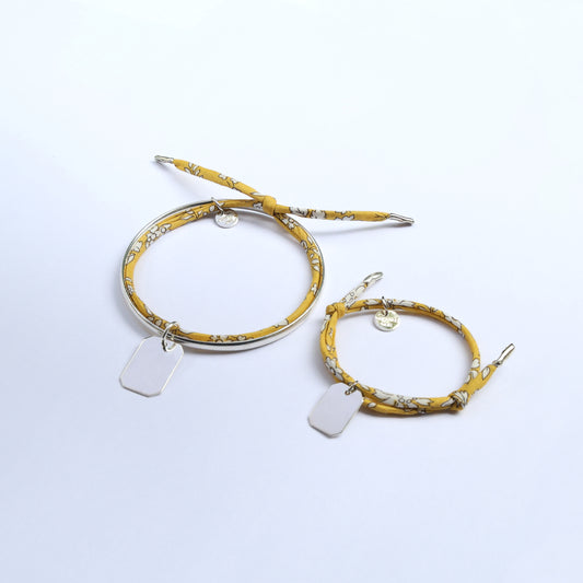 Bracelets matching set for mums and their children composed of a bangle and a cord bracelet, with engravable bar pendants.