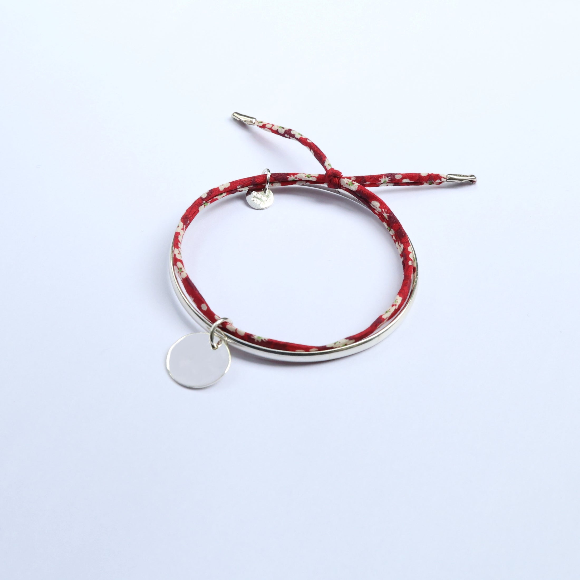 Bracelet with red floral pattern and engravable silver charms for women